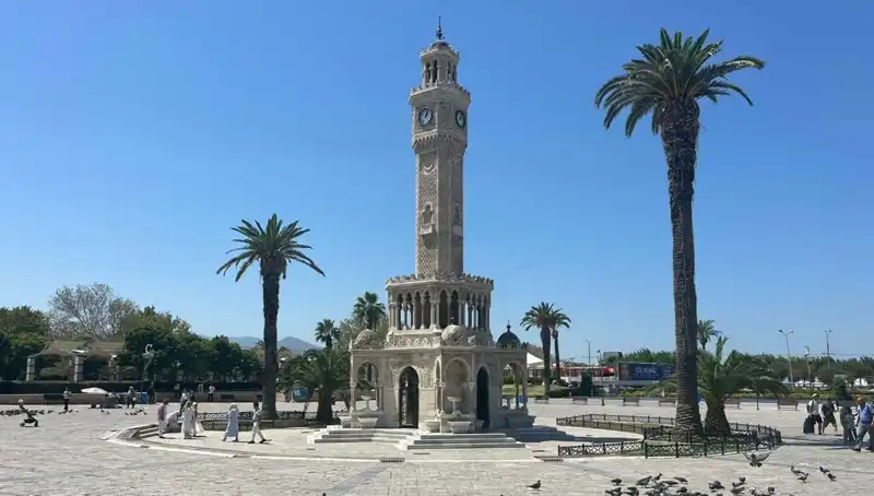 İzmir'de Sıcak Hava Rekor Kırıyor: 42 Dereceye Ulaşan Sıcaklıklar Tüm Şehri Etkiledi