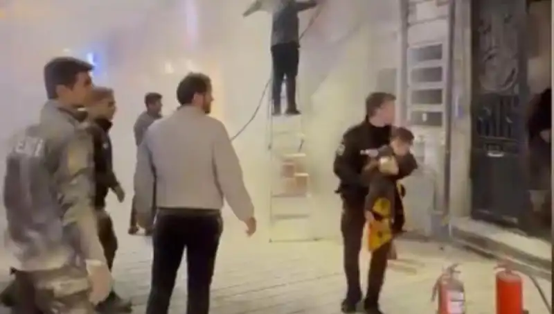Beyoğlu'ndaki Büfede Yangın Korkuttu: Çocuk Kurtarıldı!