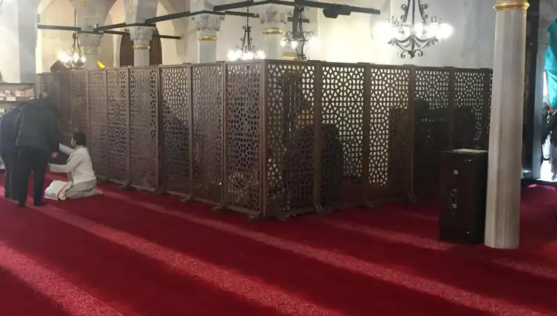 İddialara Göre Kadın ve Erkekler Teravih Namazında Yan Yana Durdu!