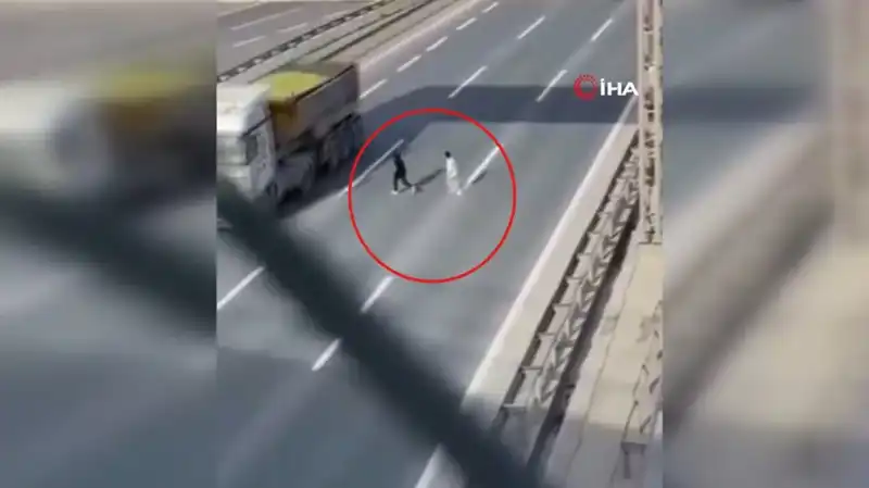 Tehlikeli Yolculuk Kameralara Yansıdı: Herkesin Yüreği Ağızda!