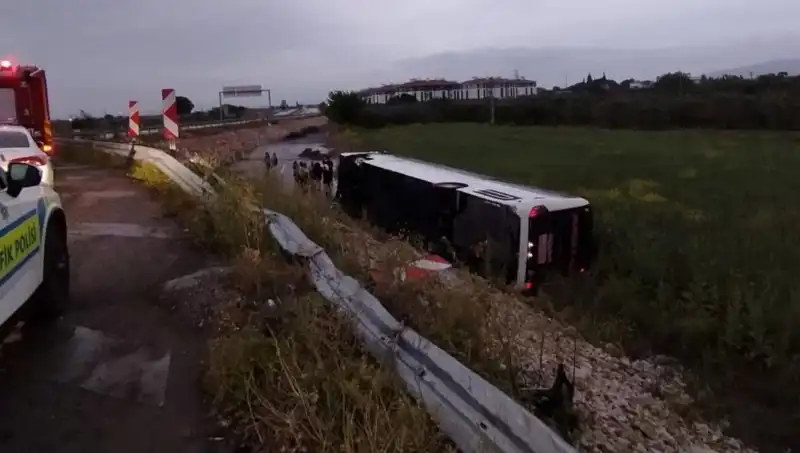 Manisa'da Yolcu Otobüsüyle Korkunç Kaza: Çok Sayıda Yaralı
