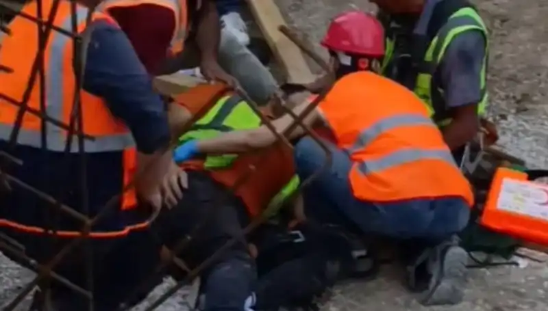 Adana'da İnşaat Kazası: İki İşçi Yaralandı, Kurtarma Çalışmaları Devam Ediyor