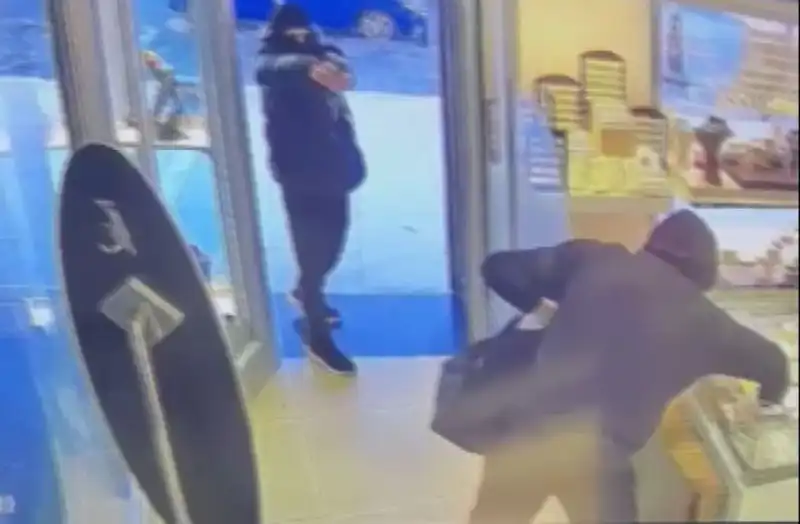 Ümraniye'de Maskeli Soygun Girişimi: Şok Eden Detaylar ve Güvenlik Kamerası Görüntüleri