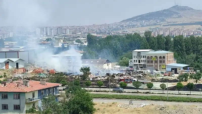 Otluk Alanda Başlayan Yangın Depoyu Kül Etti: Son Durum ve İtfaiye Mücadelesi