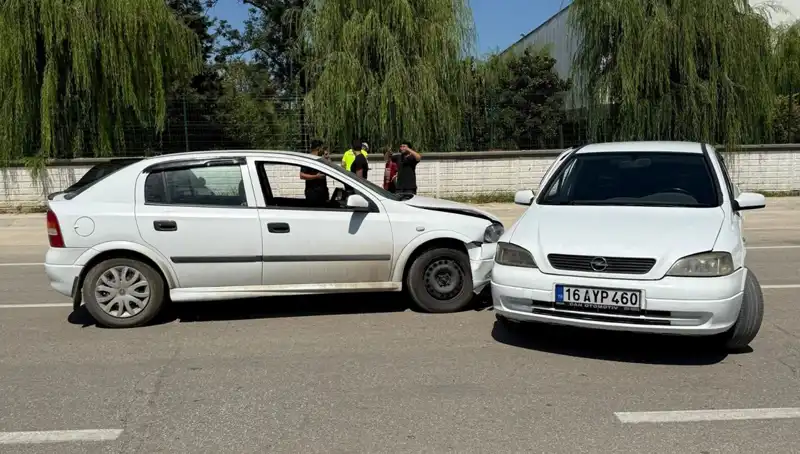 İki Otomobil Çarpıştı: Korkutan Kaza Sonrası İki Yaralı