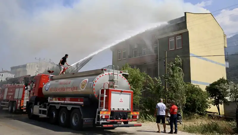 Çatı Katında Çıkan Yangın, Mahallede Panik Yarattı