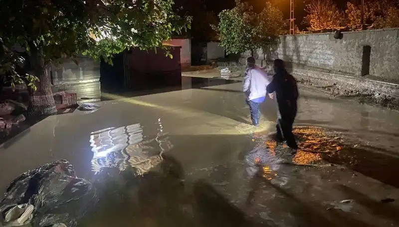 20 Dakikalık Şiddetli Yağış, Şehirde Hayatı Felç Etti: Evsiz Kalanlar Var