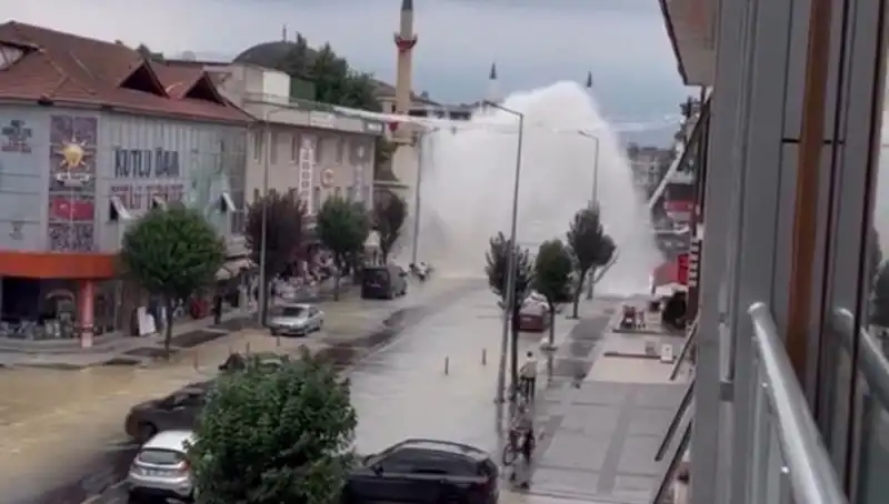 İçme Suyu Hattındaki Patlama Şehirde Şok Etkisi Yarattı!