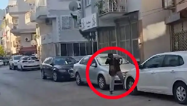 İzmir'de Saldırganla Çatışma Anları: Güvenlik Güçleri Anlık Müdahale Etti