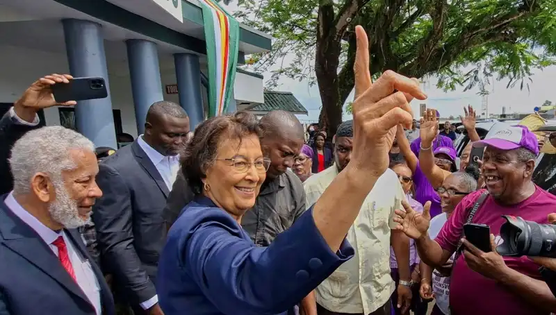 Surinam'da Tarihi Seçim: İlk Kadın Devlet Başkanı Göreve Geldi
