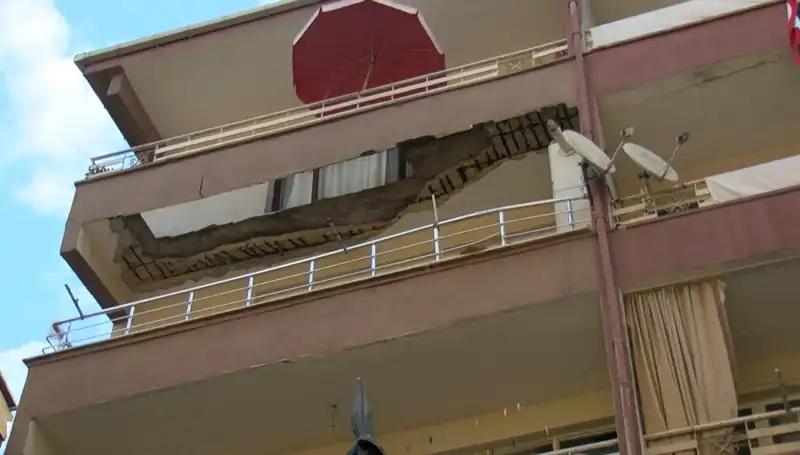 Güngören'de Korkunç Kaza: Beş Katlı Binanın Balkonu Aniden Çöktü