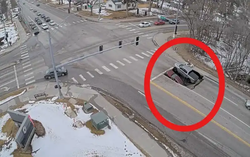 ABD'de Yer Altında Oluşan Dev Çukur Arabaları Yuttu, O Anlar Kamerada!