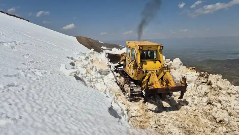 Nisan’da 2 Metreyi Aşan Kar, Yol Açma Çalışmalarını Zorladı