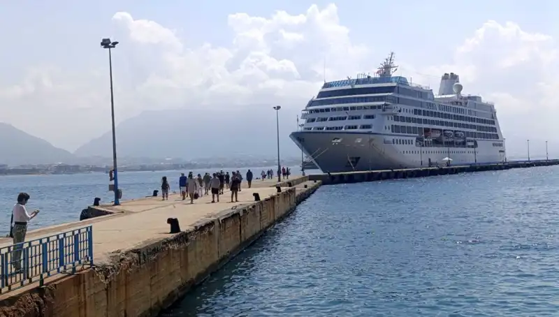 ABD'li Turistler Alanya'da Kruvaziyer Keyfi Yaşıyor