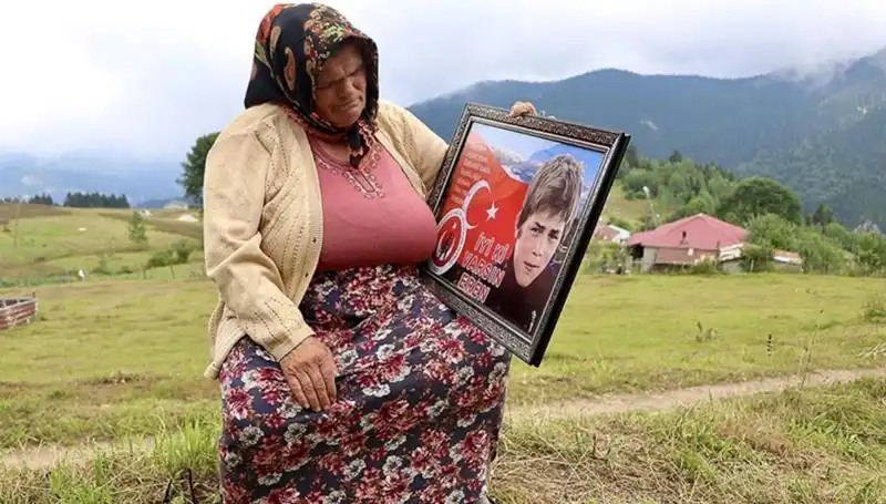 DEM Parti, Eren Bülbül'ün Annelerini Unutmadı: Özel Bayram Kutlaması