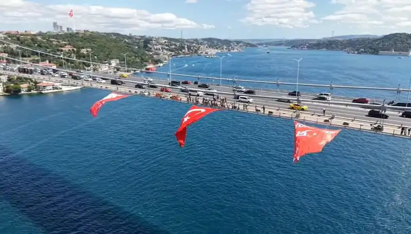 Türkiye'nin Vatanseverliğini Gösteren Dev Türk Bayrağı Köprüye Asıldı