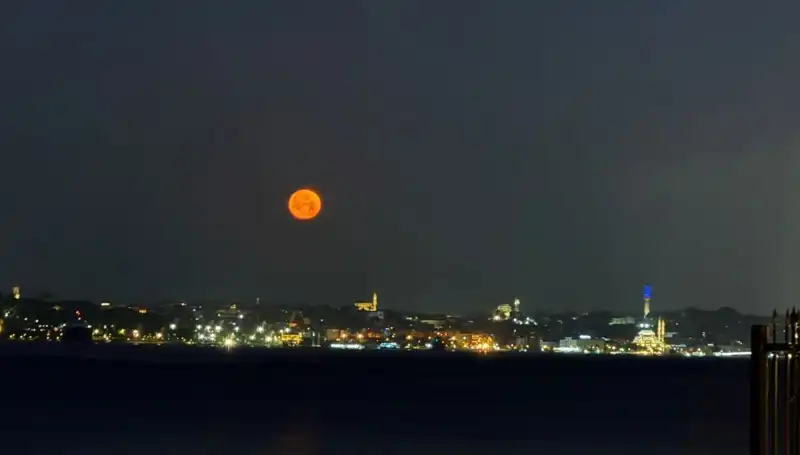 Çilek Dolunayı: İstanbul Gökyüzünde Tabloluk Bir Manzara Yarattı