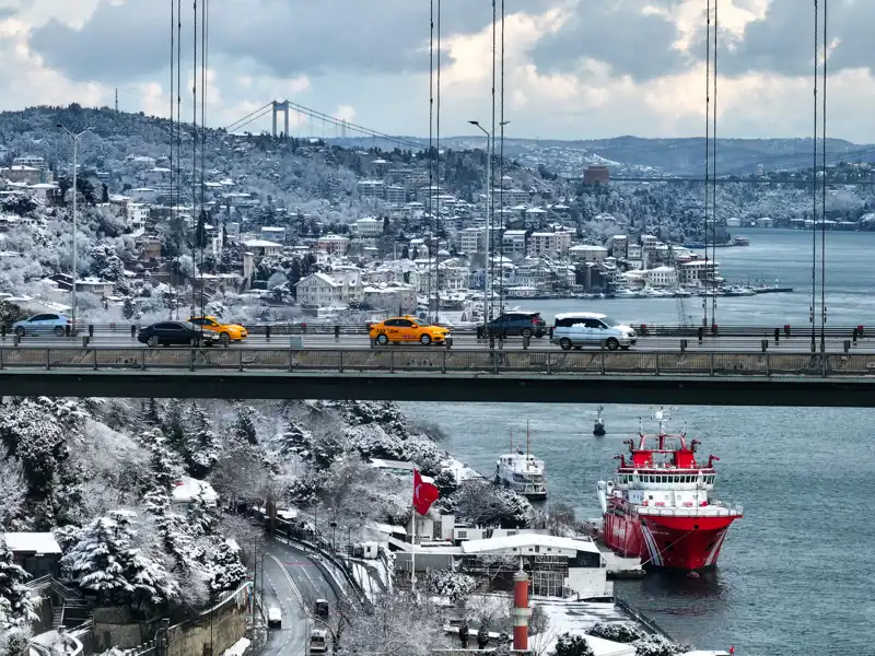 İstanbul'a Bir Yudum Kış: Kar Yağışı Başladı, Hazırlıklar Yapıldı