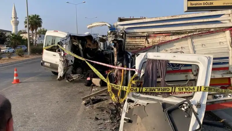 Mersin'deki Tatil Yolu Kazasında İki Kişi Hayatını Kaybetti, 10 Yaralı!