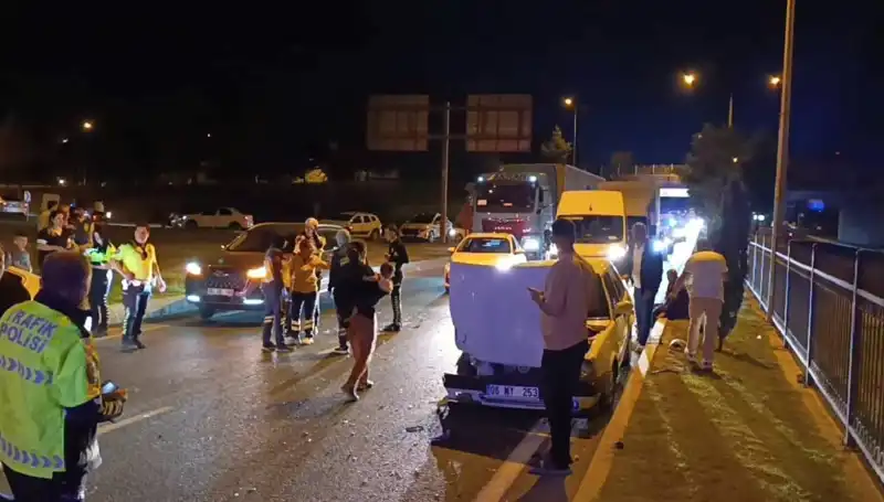 Otoyolda Geri Dönüş Yaparken Kaza: İkisi Çocuk Dört Yaralı