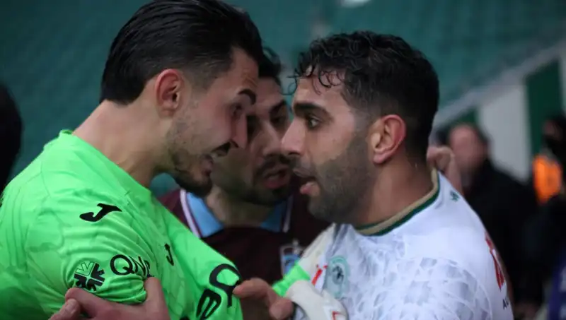 Konyaspor-Trabzonspor Maçında Uzatma Dakikalarında Şok Ortam: Futbolcular Arasında Gerginlik Tırmandı