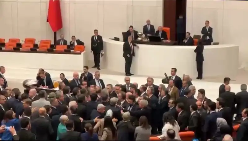 Mecliste Kavga: Emekli İkramiyesi Tartışması Büyüyor