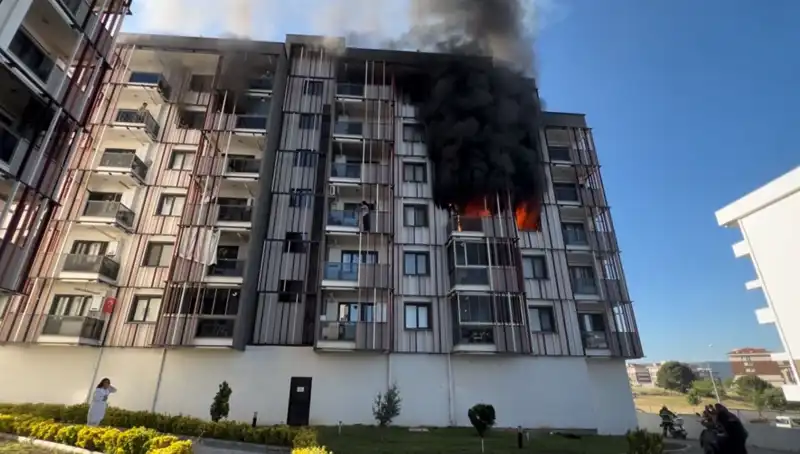 Çanakkale'de Yangın Korkusu: Geceyi Alevlerle Geçiren Mahalle